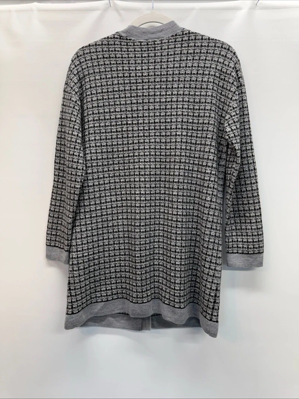 TALBOTS Women’s 100% Merino Wool Textured Plaid V-Neck Cardigan Sz M Gray Artsy